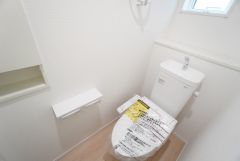 1階2階の2ヶ所にトイレがありますので、忙しい朝にも家族に気を使わず、ゆとりが生まれますね＾＾ 小窓付きで換気する時に便利です＾＾ 