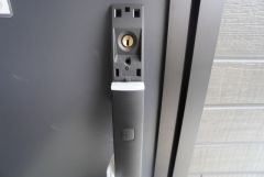 かざすだけで開閉できる、タッチキー採用の玄関。お買い物帰りで、両手がふさがってきても簡単に中に入れます＾＾