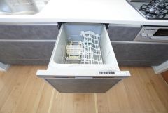 炊事時間を大幅に短縮できる食器洗浄乾燥機付き＾＾食器を洗う手間が減るので家族とのコミュニケーションの時間や自分の時間が増えますね。