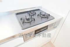 3種類の料理が同時に調理できる、3口ガスコンロ。忙しい夕食の支度時間が短縮できて効率よくお料理が楽しめます。