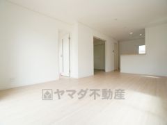 家族が集まる開放的なリビング。思い思いの時間を過ごしたり食事をしたり、素敵な団らんの場になりますね。