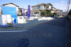 南西側約4ｍの公道。
