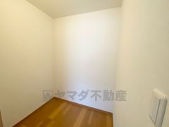 2階ウォークインクローゼット。 共有スペースにあるので、非常時にもすぐ取り出せる防災グッズや備蓄品の収納などにおススメ＾＾ 