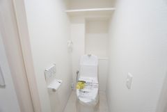 壁リモコンタイプのウォシュレット付き。すっきりした見た目で、トイレ奥の掃除もしやすくお手入れが簡単です。