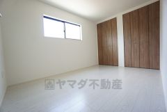 6.4帖。主寝室としてお使いいただけそうなこちらのお部屋は、日当たりが良く、爽やかな風を感じて起きる朝は、快適生活の始まりに。 