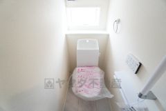 温水洗浄機付トイレです。節水機能もあるので、安心して使えますね。もちろん、1階2階の2ヶ所にトイレがあるので、忙しい朝にもゆとりができますね。