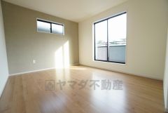 主寝室としてお使いいただけそうなこちらのお部屋は、日当たりが良く、爽やかな風を感じて起きる朝は、快適生活の始まりに。