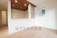 窓から光が差し込む明るいダイニングです＾＾キッチン上部は折下げ天井でお洒落な空間＾＾