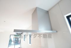 コンロ上には換気扇完備＾＾すぐ横に小窓が設けられているので、換気扇と合わせてWで換気できます＾＾