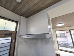 コンロ上には換気扇完備＾＾すぐ横に小窓が設けられているので、換気扇と合わせてWで換気できます＾＾