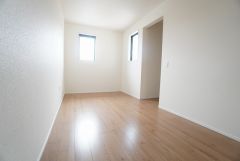 暖かい日差しが差し込む洋室。たっぷり収納できるウォークインクローゼット付きでお部屋の中をすっきりと快適に保てます。