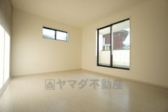 バルコニーに面した洋室です。広さは7帖と十分に確保されています＾＾