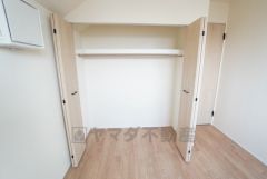 洋室にはハンガーパイプ付きのクローゼットが設けられています。たっぷり収納できるので衣替えの心配もいりませんね＾＾