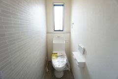 1階2階の2ヶ所にトイレがありますので、忙しい朝にも家族に気を使わず、ゆとりが生まれますね＾＾ 小窓付きで換気する時に便利です＾＾