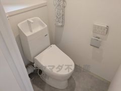 ウォシュレット、暖房便座、節電・節水機能など、使い勝手のよい高機能トイレです。