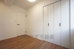 木の温もりがやさしいフローリングとシンプルなクロスで、住む人のこだわりを活かす洋室＾＾クローゼットもあり荷物もすっきり片付けられ、ゆとりのある暮らしが出来ます＾＾