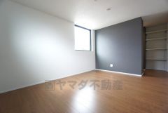 7.5帖。主寝室としてお使いいただけそうなこちらのお部屋は、日当たりが良く、爽やかな風を感じて起きる朝は、快適生活の始まりに。アクセントクロスで落ち着いた空間です＾＾