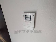 防犯はもちろん、セールスマン対策にもなるモニター付きインターホンです。お子さん1人での留守番時にも活躍しそうです。 