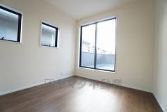 2面採光を確保した明るい室内は、風通しも良く、大変居心地の良い空間となっております。日当たりがよく、子供部屋としての利用もおすすめ。