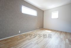 7.5帖。主寝室としてお使いいただけそうなこちらのお部屋は、日当たりが良く、爽やかな風を感じて起きる朝は、快適生活の始まりに。