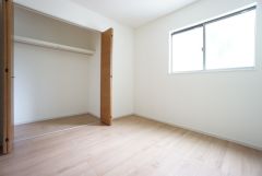 暖かい日差しが差し込む洋室。たっぷり収納できるクローゼット付きでお部屋の中をすっきりと快適に保てます。
