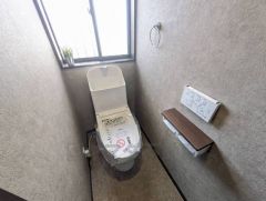 1階2階の2ヶ所にトイレがありますので、忙しい朝にも家族に気を使わず、ゆとりが生まれますね＾＾ 小窓付きで換気する時に便利です＾＾ おしゃれなクロスです＾＾ 