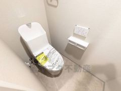 ォシュレット、暖房便座、節電・節水機能など、使い勝手のよい高機能トイレです。 シンプルなカラーのクロスとフローリングで落ち着く空間です＾＾ 