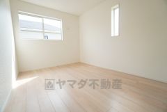 2面採光を確保した明るい室内は、風通しも良く、大変居心地の良い空間となっております。日当たりがよく、子供部屋としての利用もおすすめ。