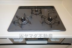 3種類の料理が同時に調理できる、3口ガスコンロ。忙しい夕食の支度時間が短縮できて効率よくお料理が楽しめます。