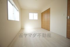 主寝室としてお使いいただけそうなこちらのお部屋は、日当たりが良く、爽やかな風を感じて起きる朝は、快適生活の始まりに。