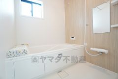1日の疲れを癒すくつろぎのバスルーム。足を伸ばしてもゆったりと入れるサイズです。お子様と一緒にお風呂に入っても狭くないですね＾＾
