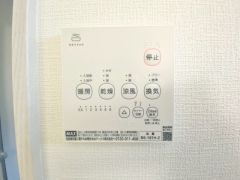 浴室暖房乾燥機には、暖房、乾燥、涼風、換気の4つの機能が付いています。タイマー付きです。換気・雨の日の洗濯も安心です＾＾