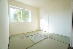 リビング隣には、ホッとできる4.5帖の和室を用意。客間としてはもちろん、お子様のお昼寝スペースや書斎としても活躍してくれそうです＾＾