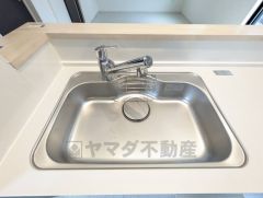 大きなお鍋も楽々洗える幅の広いシンクです＾＾ステンレスシンクなので簡単にお掃除できますよ。洗剤やスポンジもすっきりできる収納付き。