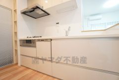 収納も、作業スペースも広々と設けられた使いやすいシステムキッチンです＾＾