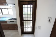 キッチン横には、家庭ごみの仮置きに重宝する勝手口付き。勝手口があることで、通風・採光の確保になります。