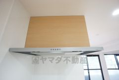 コンロ上には換気扇完備＾＾調理時の蒸気や匂いが換気扇に誘導され、効率的に排煙ができます＾＾