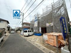 前面道路。ららぽーと福岡まで車で約6分（2.2ｋｍ）、博多駅まで車で約17分（5.5ｋｍ）