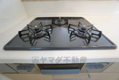 3口コンロなので、複数の調理を一度に行うことができます。調理をしながらちょっともう一品を加えたいときなどにも便利です。