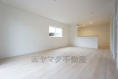 窓から光が差し込む明るいダイニングです＾＾