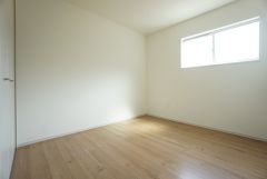 窓からの光が差し込む明るい洋室＾＾日当たりがよく、子供部屋としての利用もおすすめ。