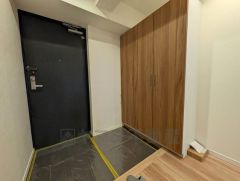 ご家族の靴をスッキリと片付けられるシューズボックス付きの玄関です＾＾スッキリと片付いた玄関は気持ちがいいです。 土間部分も広めでゆとりのあるつくりです＾＾ 