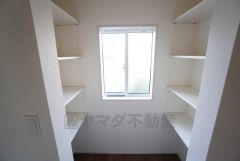 キッチン横に広々としたパントリー付き＾＾洗面室にも近く、食料品だけでなく日用品などの収納にも＾＾