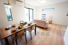 ご家族で団らんの時間を過ごすリビングダイニング。