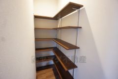 キッチン横には可動棚タイプのパントリー付き＾＾長期保存ができるもの、調理器具、防災グッズを入れておくのもいいですね。 