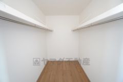 洋室にはハンガーパイプ付きのウォークインクローゼットが設けられています。たっぷり収納できるので衣替えの心配もいりませんね＾＾