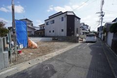 前面道路は西側約3.95ｍの公道に面しています。