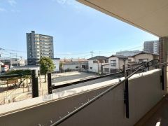 バルコニーからの眺望。前面に遮るものがないので見晴らしがいいですね＾＾ 公園も見渡せます＾＾お子様が遊んでいる姿も確認でき安心ですね＾＾ 