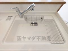 大きなお鍋も楽々洗える幅の広いシンクです＾＾ステンレスシンクなので簡単にお掃除できますよ。洗剤やスポンジもすっきりできる収納付き。