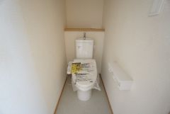 同仕様写真。温水洗浄機付トイレです。節水機能もあるので、安心して使えますね。もちろん、1階2階の2ヶ所にトイレがあるので、忙しい朝にもゆとりができますね。